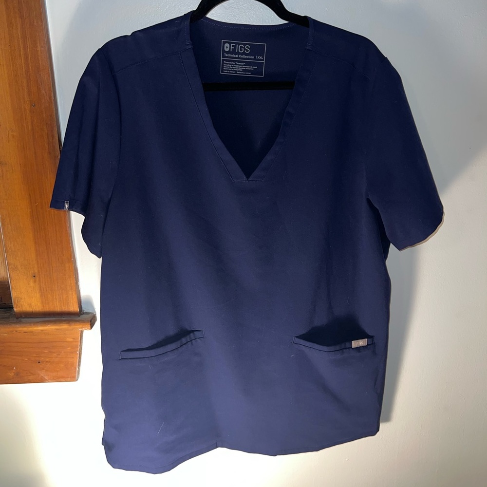 Figs casma three pocket scrub top - navy